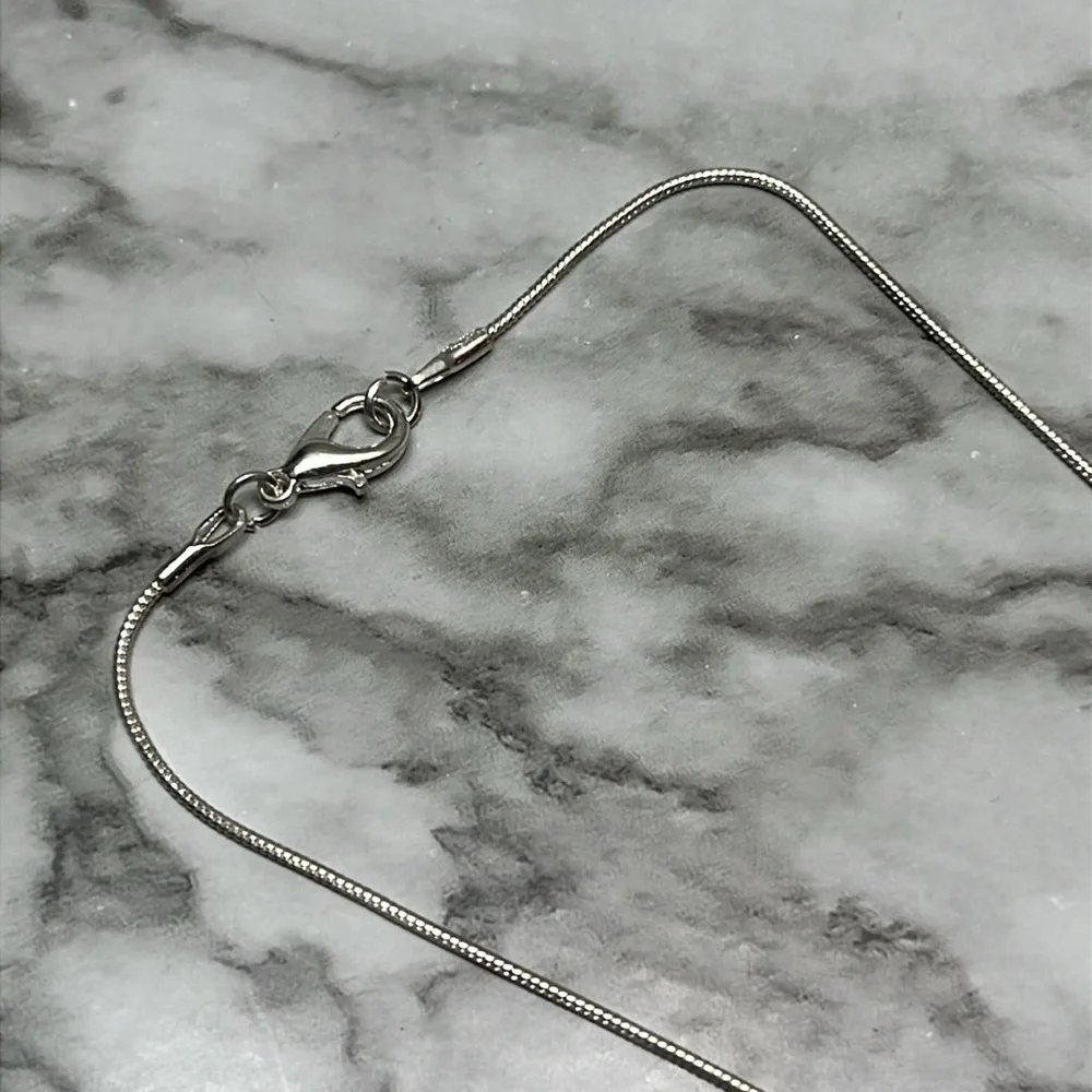 HANDMADE WHITE AGATE SILVER PENDANT WITH 925 SILVER CHAIN
NWT - Picture 7 of 8